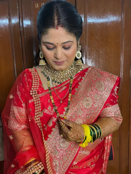 A quick reception look created in just 15 minutes. This soft glam look in a red saree is perfect for a quick change between ceremonies.