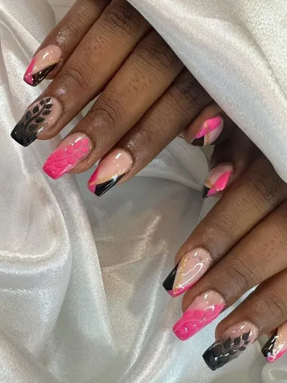 A still shot of this unique, multi-patterned nail set. I love combining different styles to create something totally new.