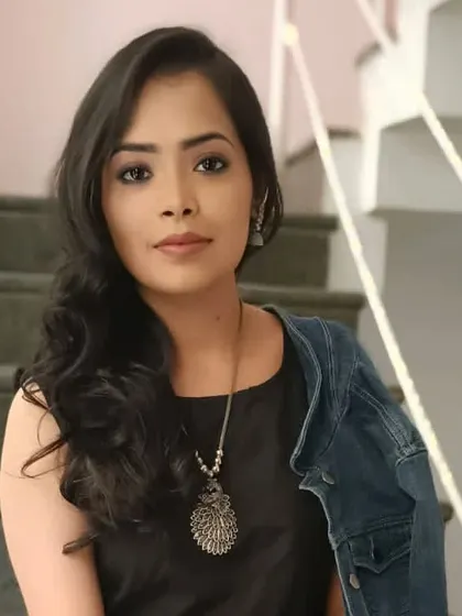 Another angle of the workshop makeup look. The soft waves in the hair and the denim jacket create a casual yet polished final appearance.