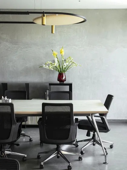 A duplicate of ID 73, this image highlights the simple yet refined material palette of our meeting space. The combination of concrete, wood, and metal creates a professional and sophisticated atmosphere.