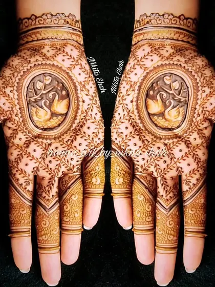 An elegant and modern design featuring a pair of swans in a central medallion. This Indo-Western style is perfect for someone who wants a unique, non-figurative design.
