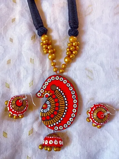 A duplicate image of the red and gold paisley set, a timeless and popular choice.