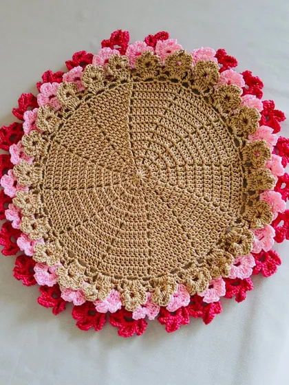 A variation of the layered floral placemat, this one combines a natural brown center with petals in shades of pink and red for a warm, earthy look.