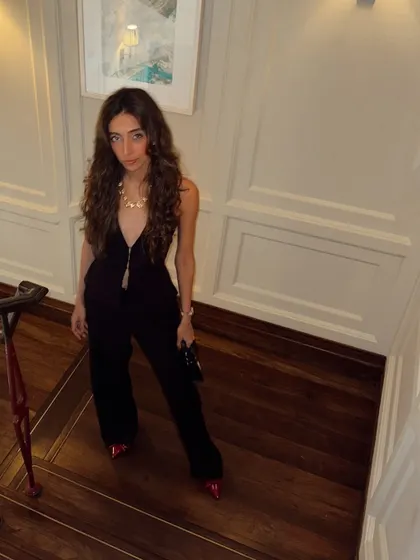 A final look at this chic and powerful outfit before heading to the stage.