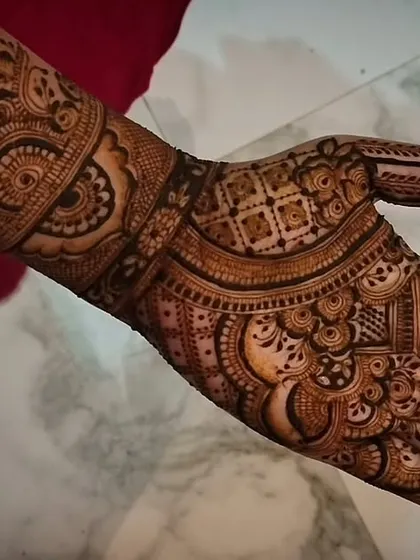 A graceful Indo-Arabic design that flows diagonally across the hand. This style elongates the hand and is a very popular choice for party-goers.