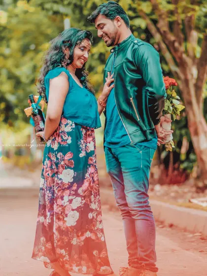 A sweet surprise during their couple photoshoot. Moments like these, with hidden flowers and shy smiles, are the heart of a romantic pre-wedding story.
