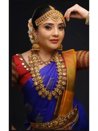 The matha patti frames the face beautifully, adding to the grandeur of the overall bridal look. It is an essential piece for a traditional bride.