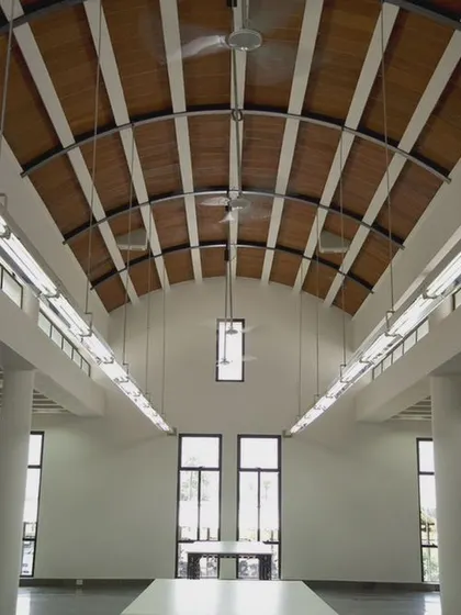 The vaulted ceiling at the Synergy Textiles Factory in Karur is an example of climate-conscious design. Constructed from terracotta blocks, it provides excellent insulation, keeping the workspace cool in a hot climate and reducing the need for mechanical air conditioning.