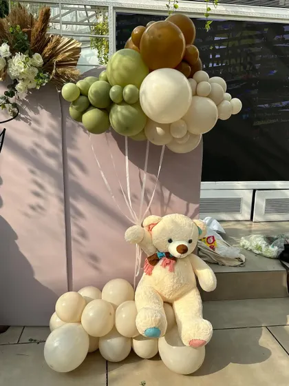 Another angle of the adorable floating teddy bear, a detail that brings so much joy and character to the celebration.