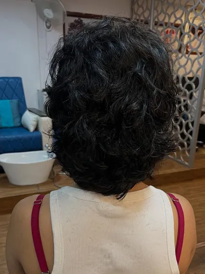 The back view of the short curly shag, showing how the layers build volume.