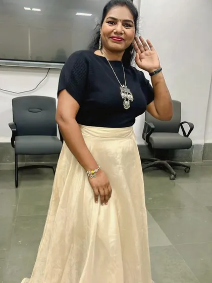 This simple and chic outfit is perfect for someone who wants a minimalist look for Navratri.