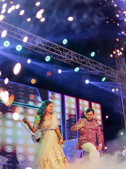 The couple's grand stage performance, complete with smoke and dramatic lighting.