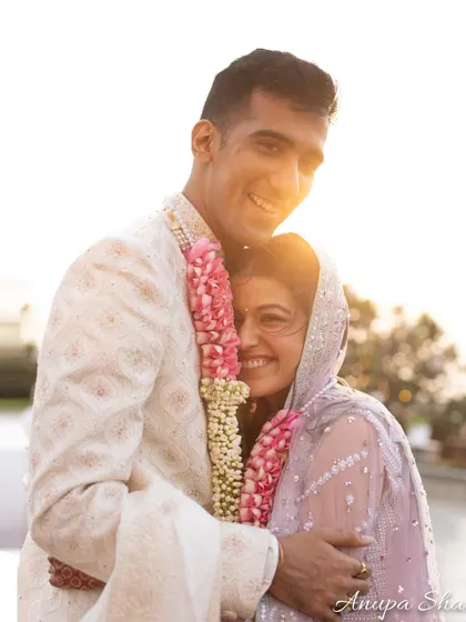 A quiet hug in the warm glow of the setting sun. I always chase this golden hour light because it wraps couples in a dreamy, magical atmosphere, making for truly heartfelt and timeless portraits.