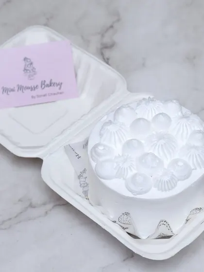 Sometimes, simple is best. This is a classic vanilla bento cake with elegant white-on-white piping, perfect for any minimalist celebration.