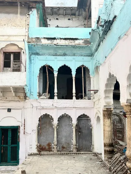 The inner courtyard of a decaying haveli, with its elegant arches and crumbling walls. Standing here, you can almost hear the echoes of the families who once lived and celebrated here.