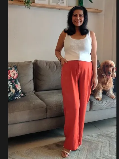 This full-length view shows how high-waisted, elasticated pants can be a pregnant woman's best friend. They are stylish, comfortable, and adapt to your changing shape.