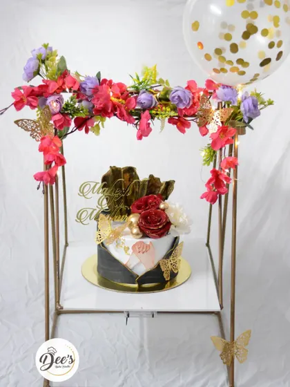 The full presentation, complete with a confetti balloon, makes this more than just a cake; it's a centerpiece for a memorable anniversary.