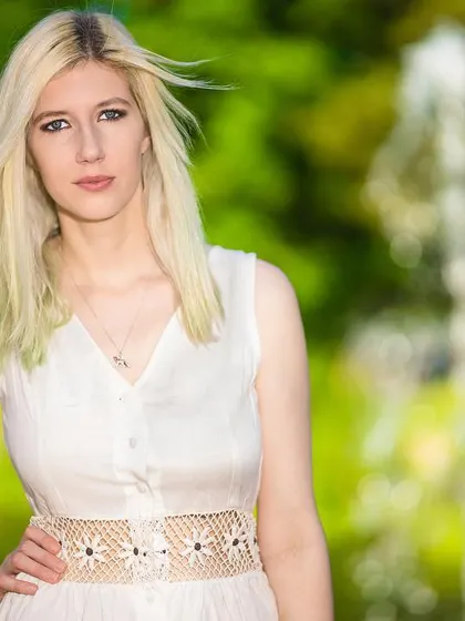For this shot, I used a fountain to create a soft, out-of-focus background, which makes the model stand out. The slight breeze adding movement to her hair gives the portrait a dynamic, natural feel.