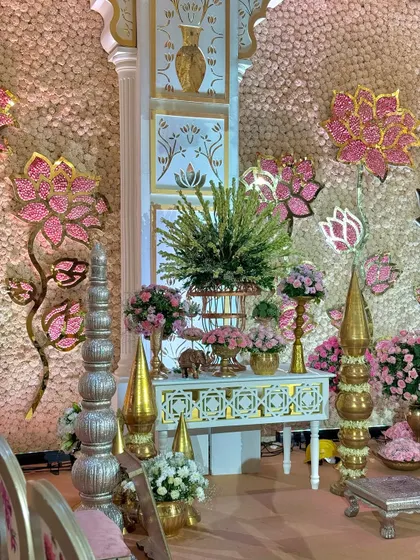 A symphony of blooms, brass, and carved elegance. This corner of the mandap showcases the beautiful harmony between the floral arrangements and the traditional decor elements. 🌸