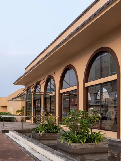 A view of the arched facade of the Brigade Valencia office. The repetition of the arches creates a strong architectural rhythm, giving the building a contemporary yet timeless character.