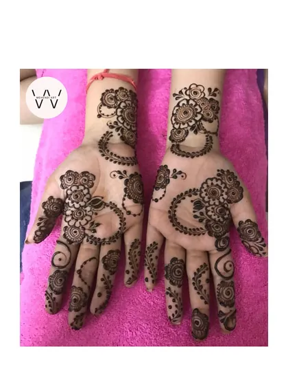 A simple and flowing Arabic-style floral vine for a bridesmaid.