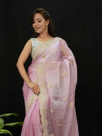 This delicate lavender tissue saree with gold embroidery is a dreamy and romantic choice. It’s part of my 1-Minute collection, offering an ethereal look without the complicated draping.