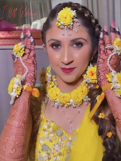 A bright and joyful Haldi look. I used fresh, minimal makeup to complement the traditional yellow outfit and floral jewelry, creating a perfect look for this fun-filled pre-wedding ceremony.
