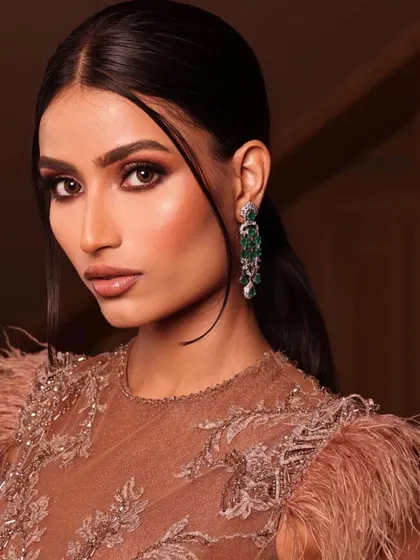 A dramatic, smokey eye with a nude lip is a timeless combination. In my masterclass, you'll learn multiple ways to create a smokey eye, from soft and diffused to bold and graphic.