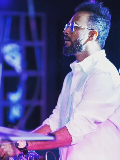 A candid shot from the white party. The right outfit and the right music create an unbeatable vibe.