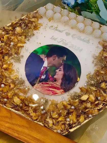 This hexagonal plaque is another popular shape for flower preservation. Here, the preserved flowers and pearls are arranged around the couple's photo, creating a modern and elegant keepsake.