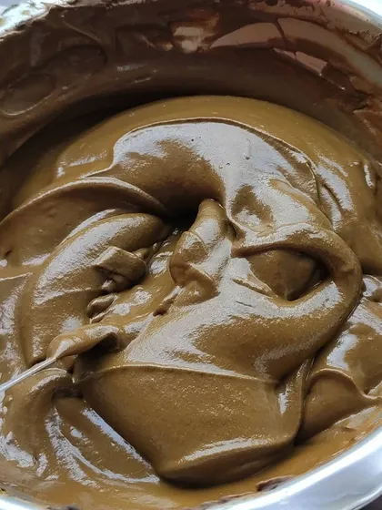 A close look at a freshly mixed bowl of my organic henna paste. The rich, earthy color and glossy sheen come from using pure henna powder and natural essential oils, with no chemicals or artificial dyes added.