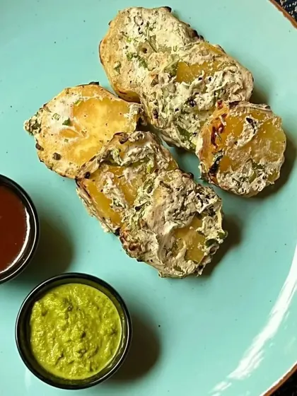 Experience the smoky, spicy flavours of Rataloo Tikka Tandoori. Sweet potatoes are marinated in aromatic spices and grilled to perfection for a delicious twist on a classic.