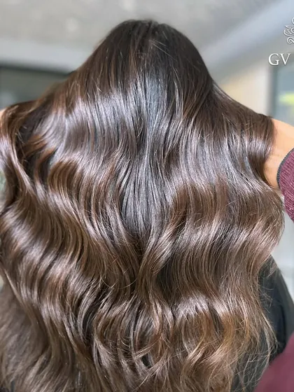 Another angle of this incredibly shiny and healthy-looking brown hair. The gloss is undeniable.