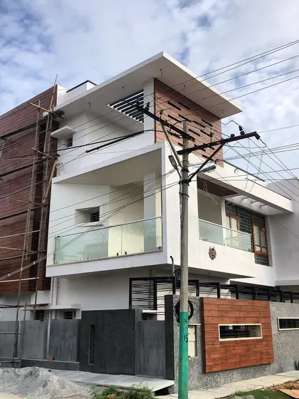The completed Arun Reddy residence in Hosur, a contemporary home on a 50x40 corner plot. This project shows the final result of a design that balances bold, angular walls with warm wood cladding, all while being fully Vastu-compliant.