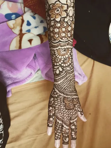 A lovely full-arm design for the bride's sister, because the whole family deserves to feel special.