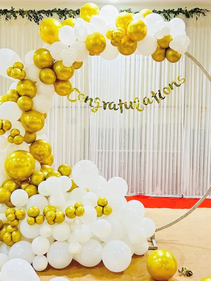 A classic congratulatory setup with a circular frame. The white and gold balloon arrangement is perfect for celebrating achievements like retirement or graduation.