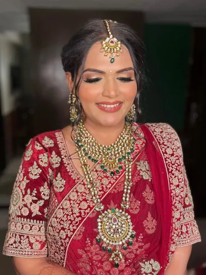 Nutisha’s smile says it all. For her pheras, I created the exact look she envisioned: classic, radiant, and timeless, with a focus on warm tones to complement her red velvet saree.