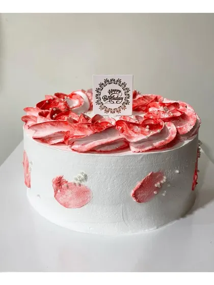 A half-kg mix fruit cake with a simple and elegant design, perfect for any celebration.