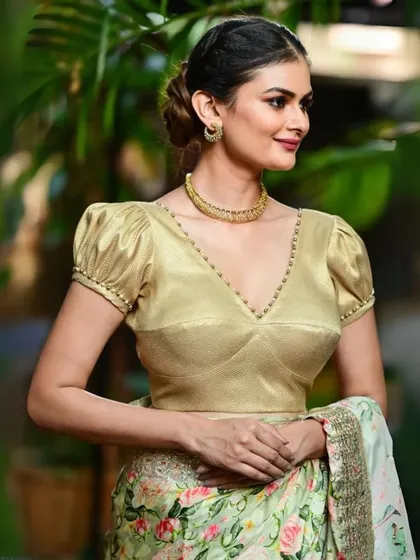 A repeat of the shimmering gold puff-sleeve blouse and simple gold choker, a versatile and elegant combination.