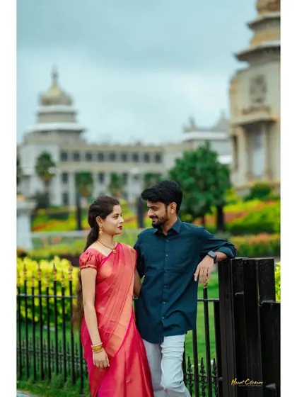 A couple poses in front of the iconic Vidhana Soudha in Bangalore. Dressed in elegant traditional attire, they blend their modern love story with the city's heritage.