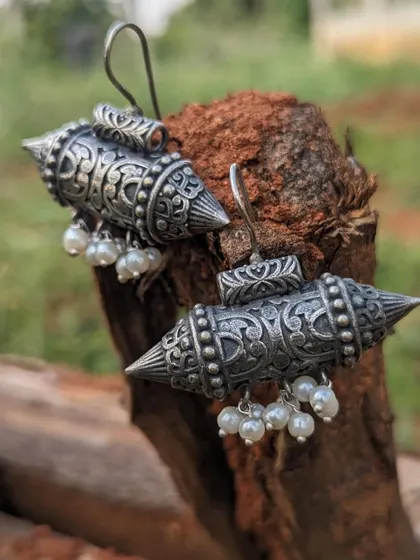 These black polish Tabiz hook earrings have a unique, edgy design that goes perfectly with indo-western styles. I've added pearls to give them an elegant touch.