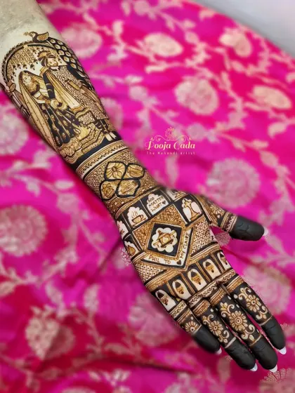 A masterpiece for an NRI bride, this design features a stunningly detailed portrait of the couple during their phera ceremony.