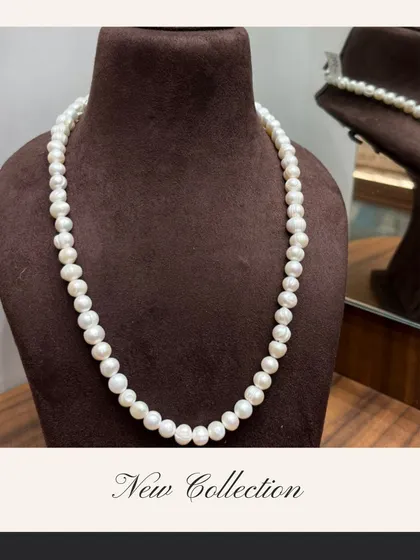 A classic single-strand pearl necklace. This timeless piece of jewellery adds a touch of sophistication and can be worn with both Indian and Western outfits.