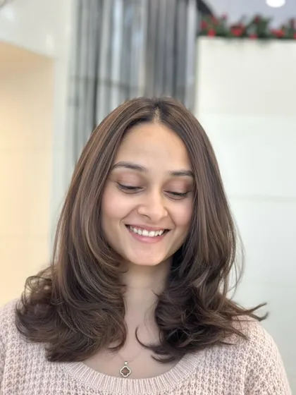 A soft melt brown that is all about natural shine and elegance. The feathered layers and gentle inward curl give the style a soft, polished finish.