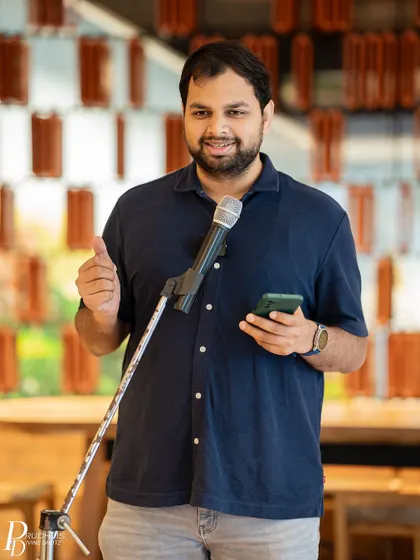 A performer gestures with a thumbs-up, showing the positive and supportive outcome of sharing vulnerabilities.