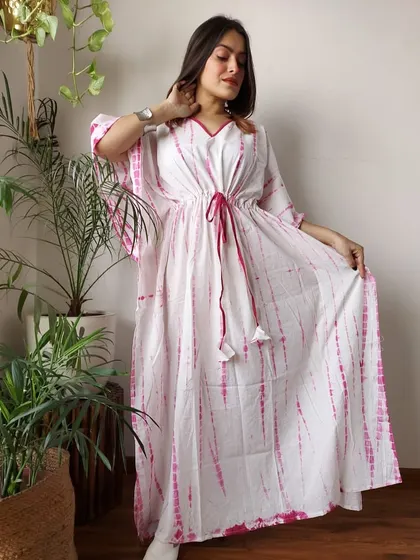 A simple yet elegant white and pink tie-dye kaftan. The lightweight cotton fabric makes it ideal for hot and humid weather.