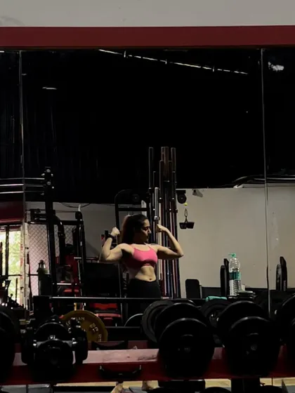 A mirror selfie from early 2022, flexing and feeling the pump.