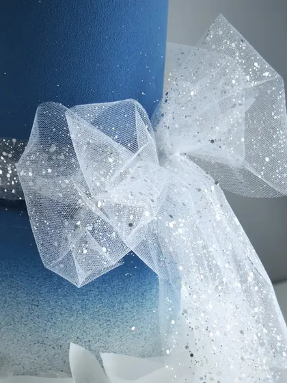 A close-up of the sparkling tulle bow, a simple yet highly effective detail for adding glamour and texture to your cake designs.