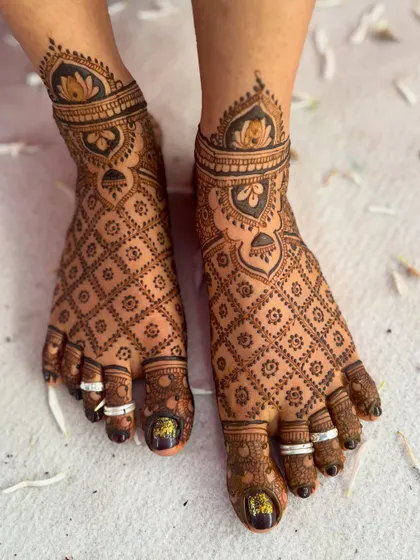 The feet mehendi for the fast-track bride, showing that even with limited time, the feet are beautifully adorned.