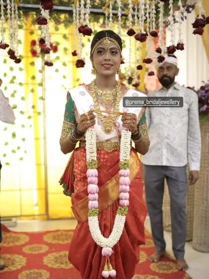 The bride holding her garland, looking ready for the ceremony.